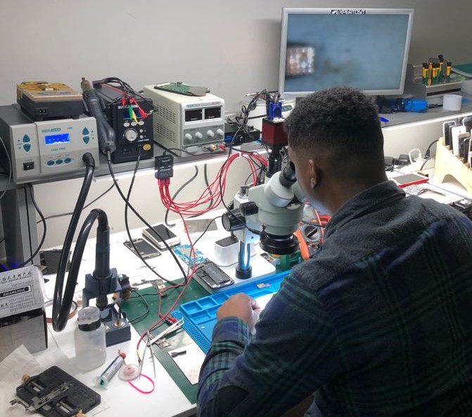 Alumno recibiendo clase de microsoldadura